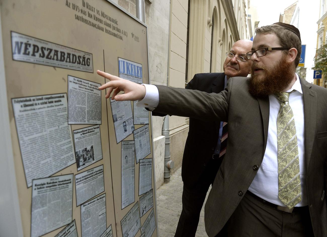 Köves Slomó (előtérben), az Egységes Magyarországi Izraelita Hitközség  vezető rabbija és Ilan Mor, Izrael budapesti nagykövete a kiállítás megnyitóján