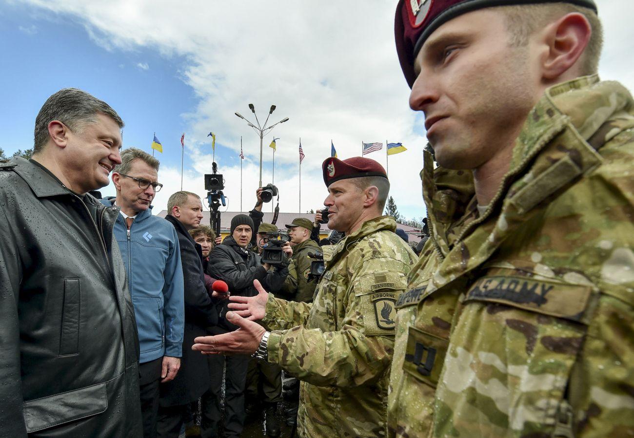 Geoffrey Pyatt (balról a második) Petro Porosenko elnökkel az oldalán egy ukrán zászlóaljnál tartott látogatáson. A politikai elit kettős harcot vív