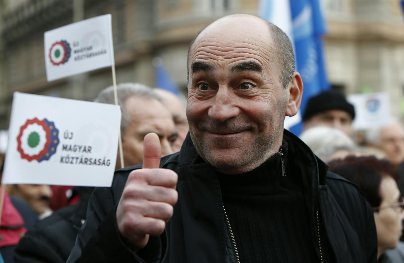 Kulka János a 19 népszavazási kérdést útjára indító március 15-i ellenzéki tüntetésen