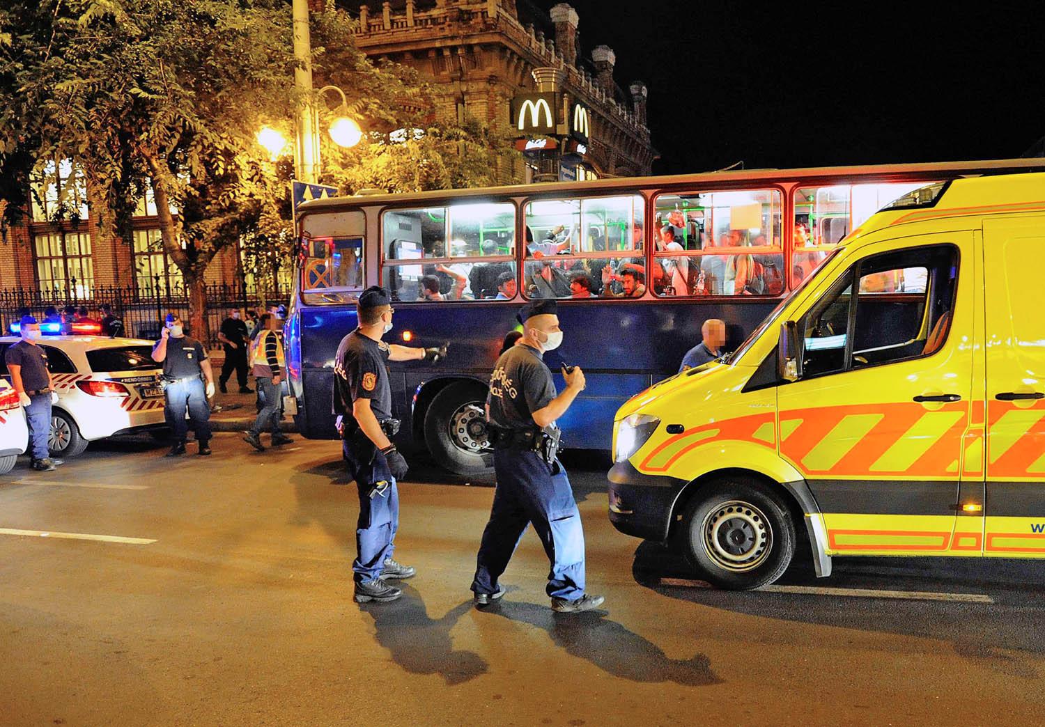 A rendőrök busszal vitték kórházba a menekülteket szerda hajnalban 