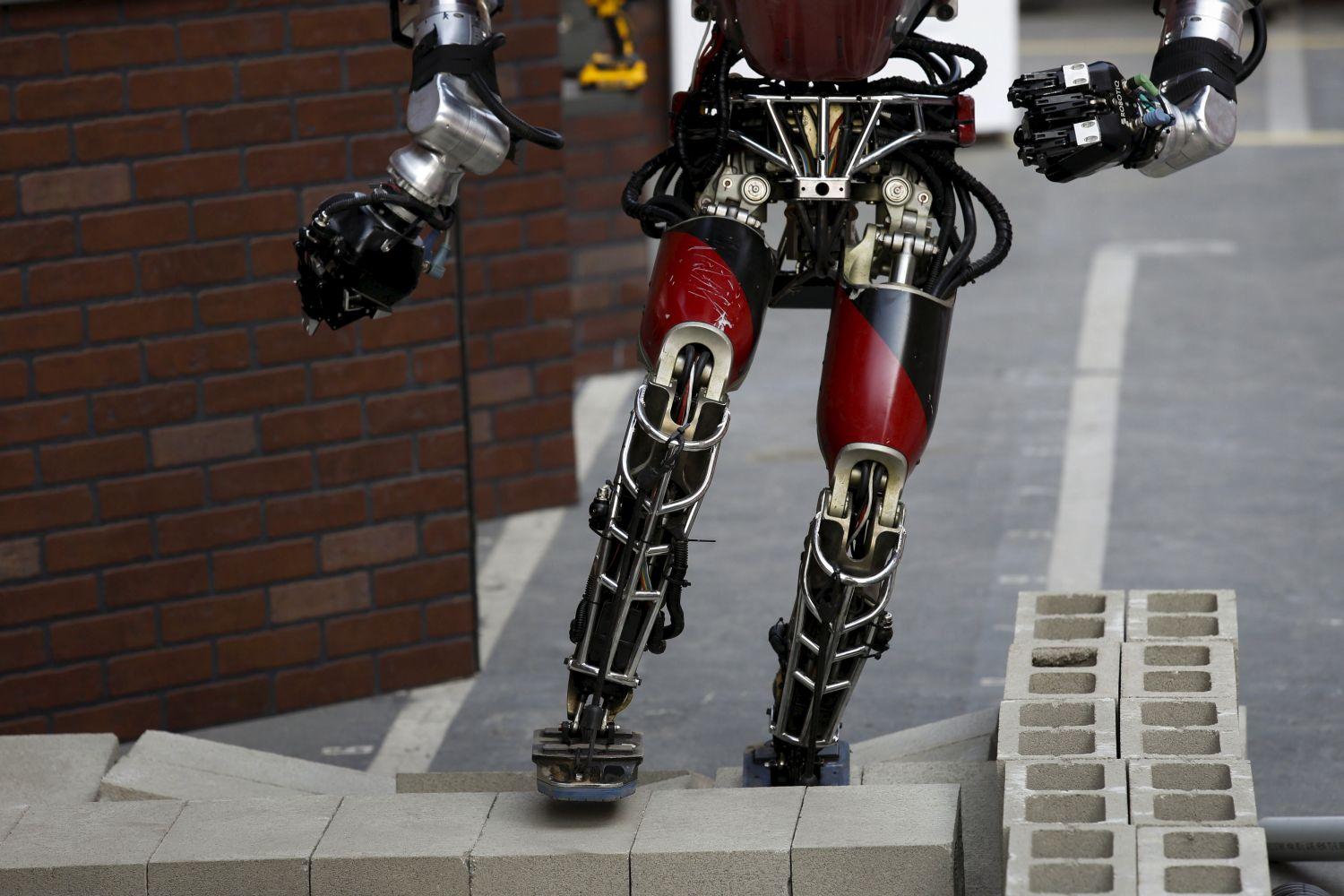 Az amerikai hadászati robotika legismertebb műhelye, a DARPA versenyt hirdetett, melyen különböző pályákon kell akadályokat leküzdeni humanoid robotokkal. Itt éppen a Team WPI-CMU robotja szerencsétlenkedik a mászós pályán