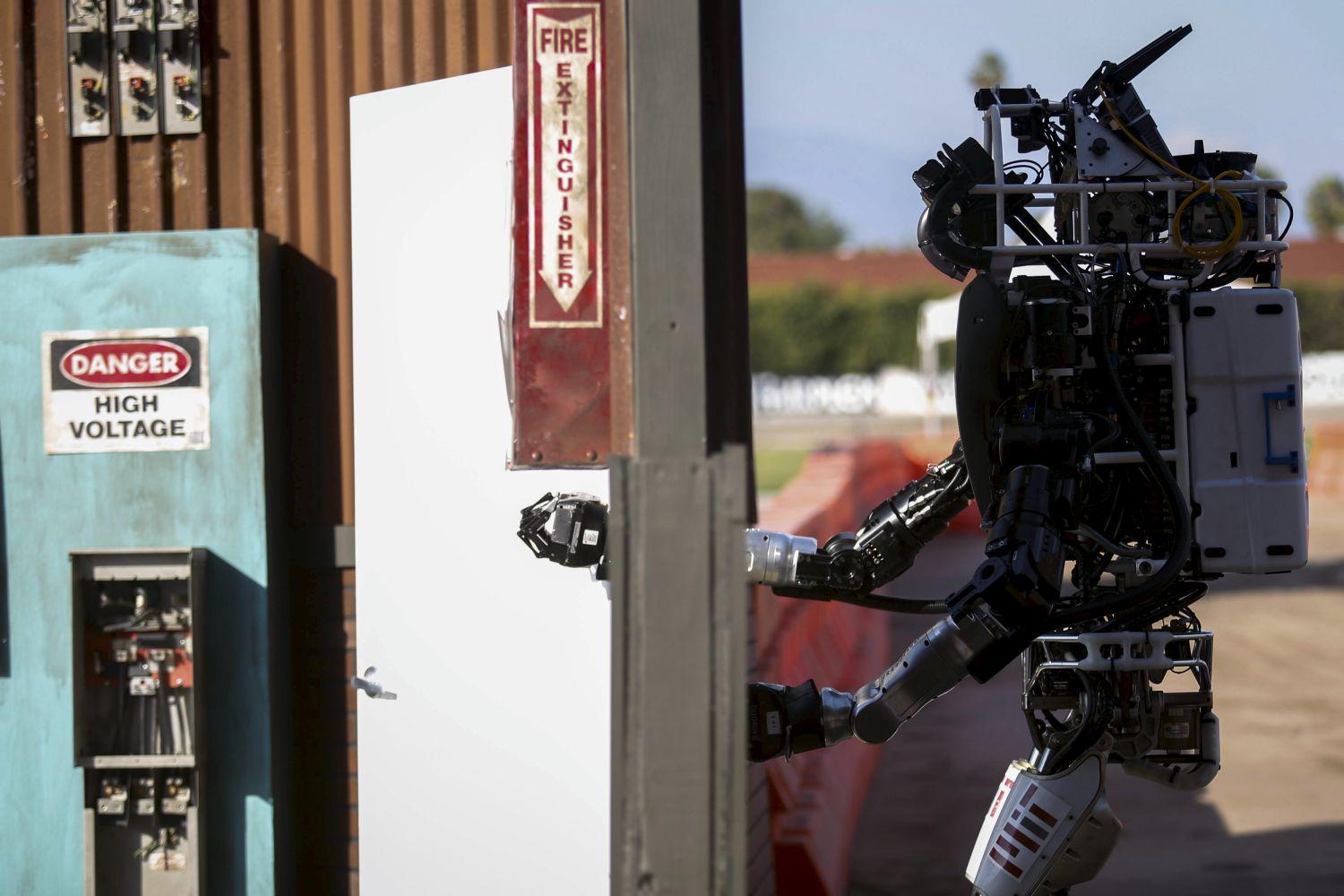 Helios, az MIT csapat Atlas robotját a Boston Dynamics jegyzi, ez az egyik leghíresebb, fegyverekkel is felszerelhető prototípus