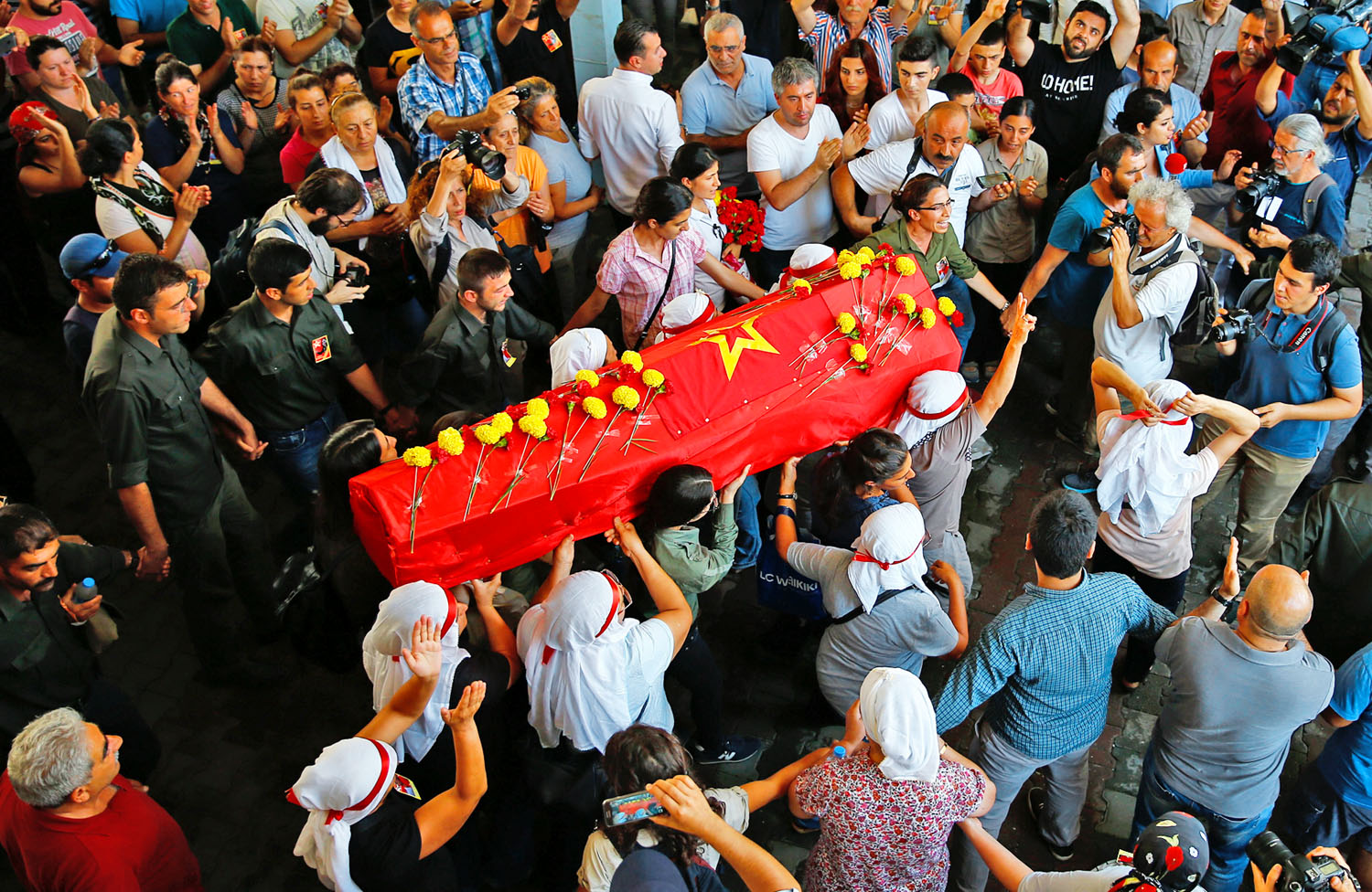 Günay Özarslan baloldali aktivistát temetik, aki a török rendőrség és kurd tüntetők összecsapásában halt meg Isztambulban