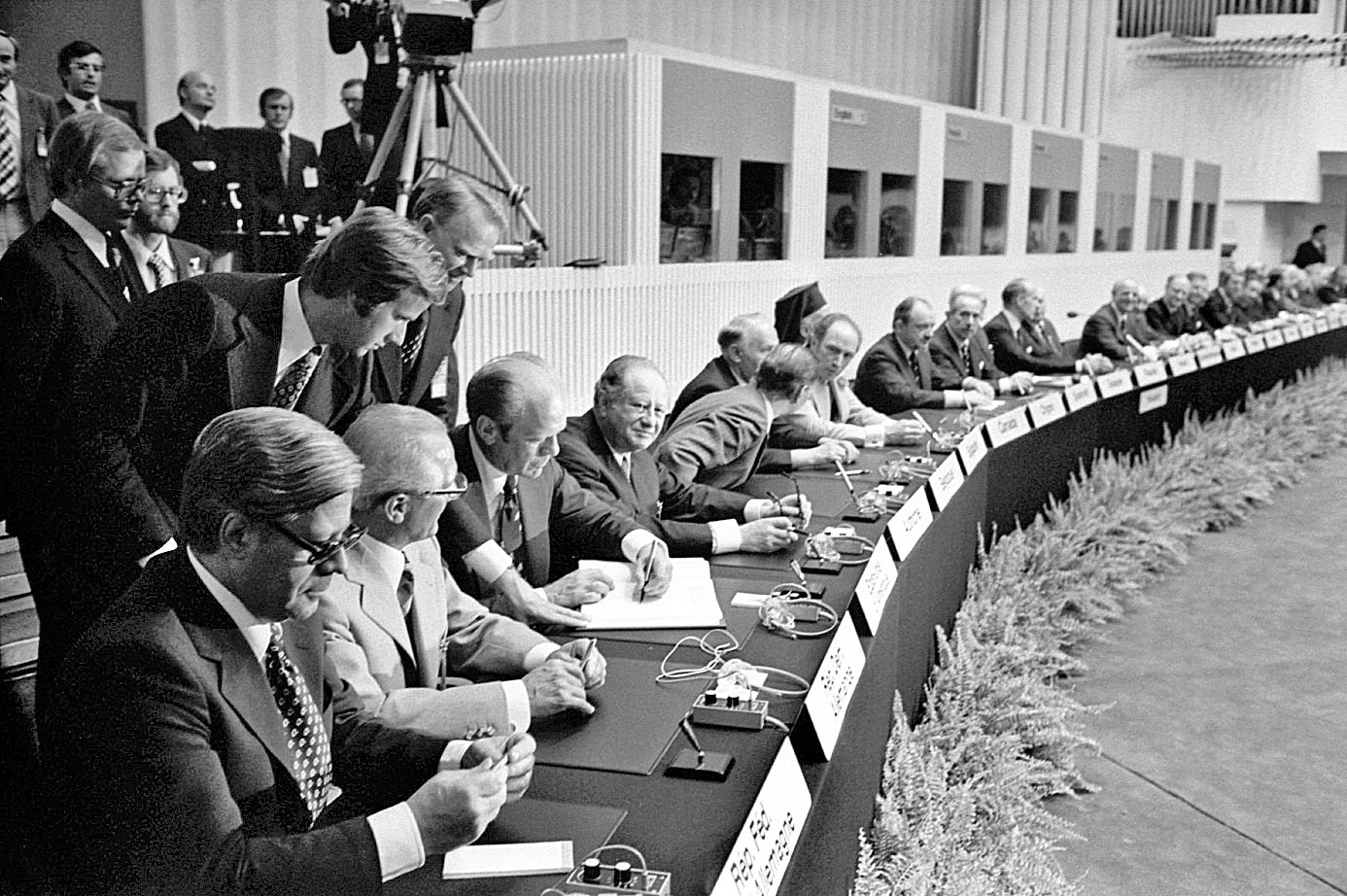 Az aláírók: Helmut Schmidt (NSZK), Erich Honecker (NDK), Gerald Ford (USA), Bruno Kreisky (Ausztria) és a többiek