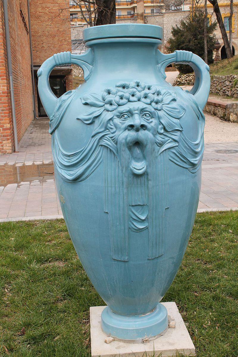 A pécsi zsolnay negyedben kiállított Kék váza