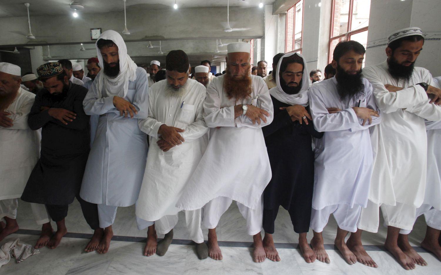 Omar molla lelki üdvéért imádkoznak muszlim férfiak a Jamia Masjid Khyberben