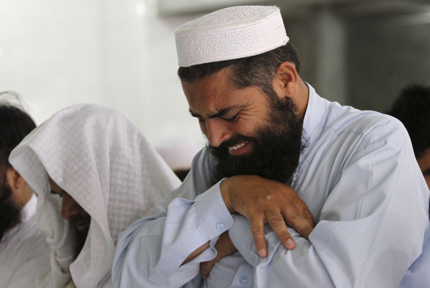 Omar mollát gyászolják egy peshawari mecsetben