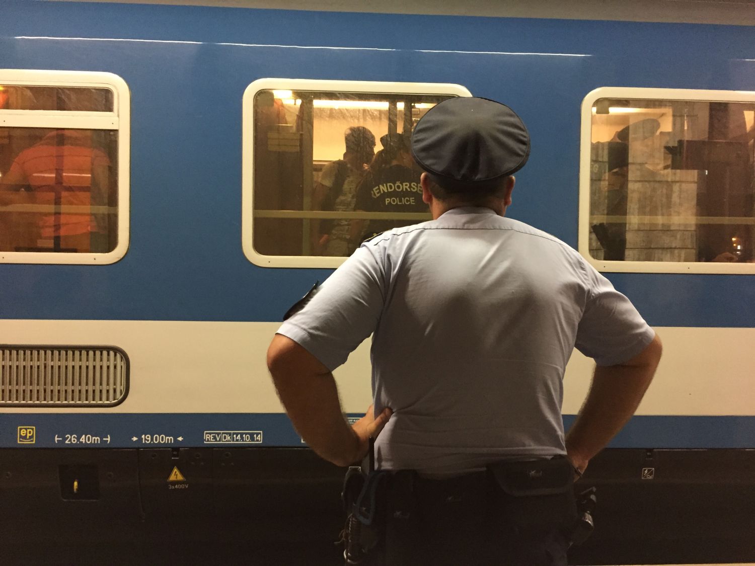 Razzia egy menekültetkkel teli vonaton - megtört az erőszakmonopólium?
