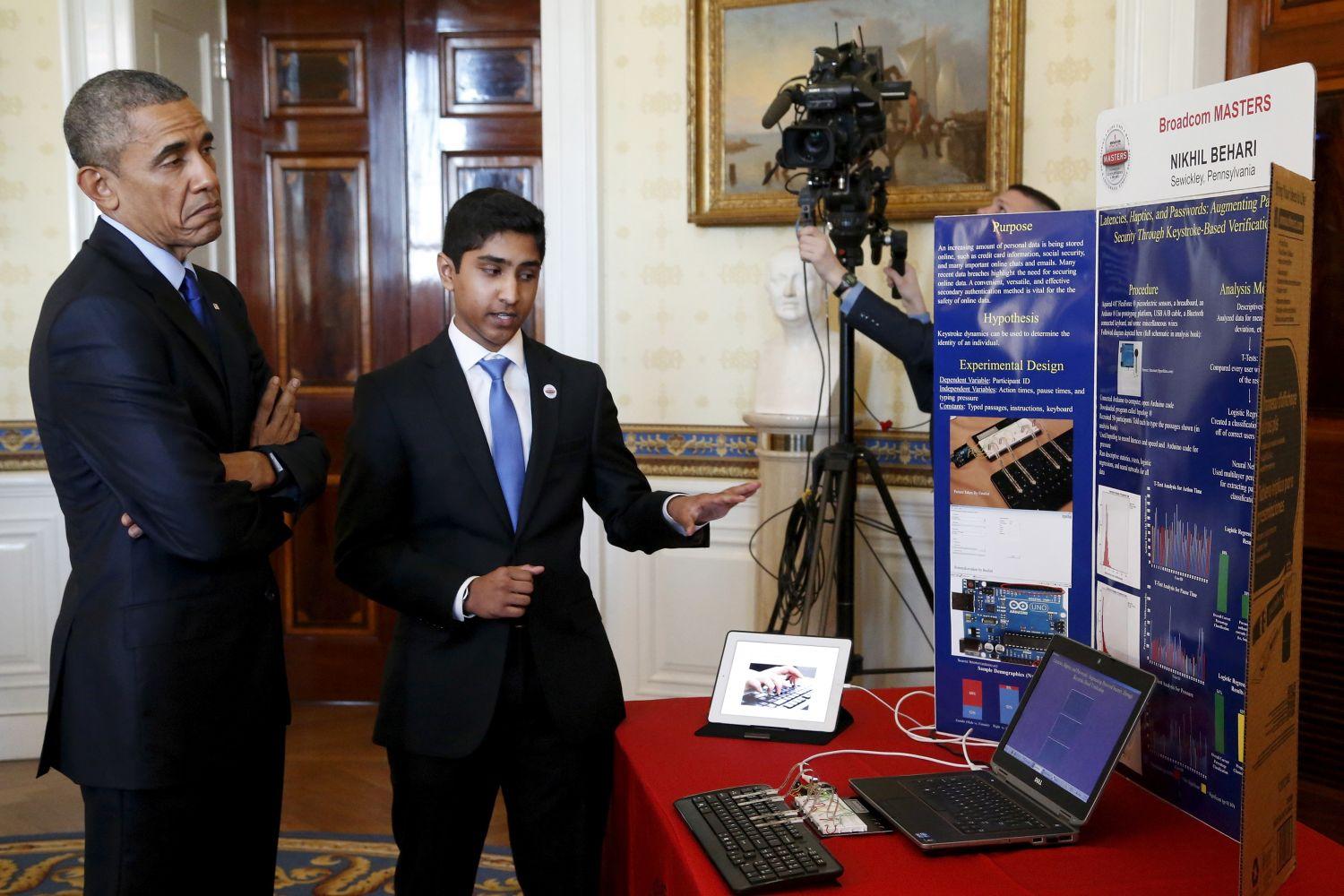 Obama a tavaszi tudományos kiállításon a Fehér Házban - nincs elájulva