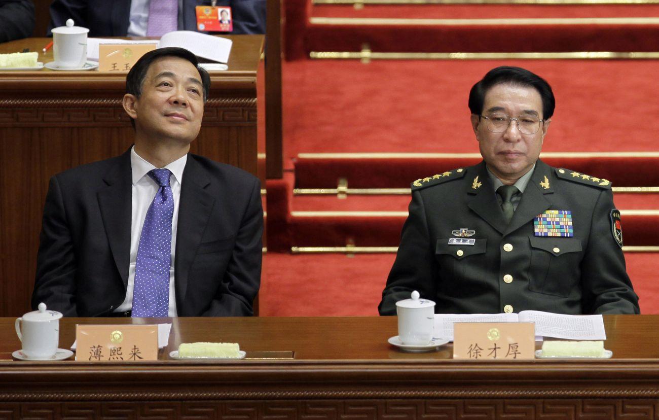 Po Hszi-laj és Hszu Kaihou 2012-ben Pekingben az Országos Népi Gyűlés épületében. Hullanak a fejek