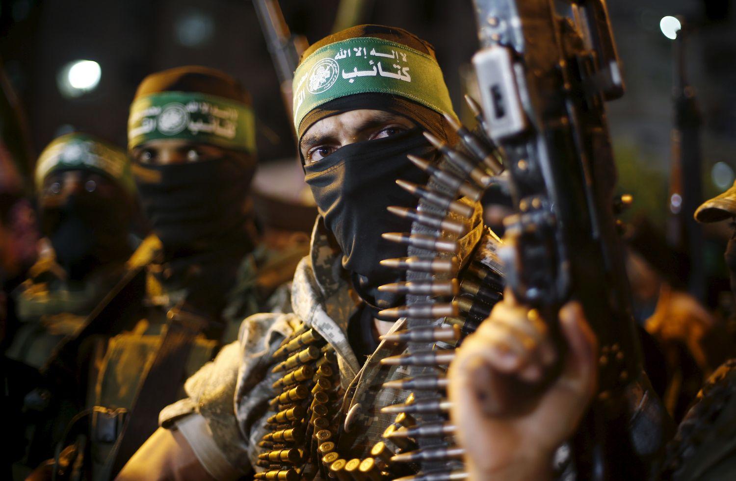 A Hamász milicistái menetelnek egy Izrael-ellenes felvonuláson Gázában július 8-án