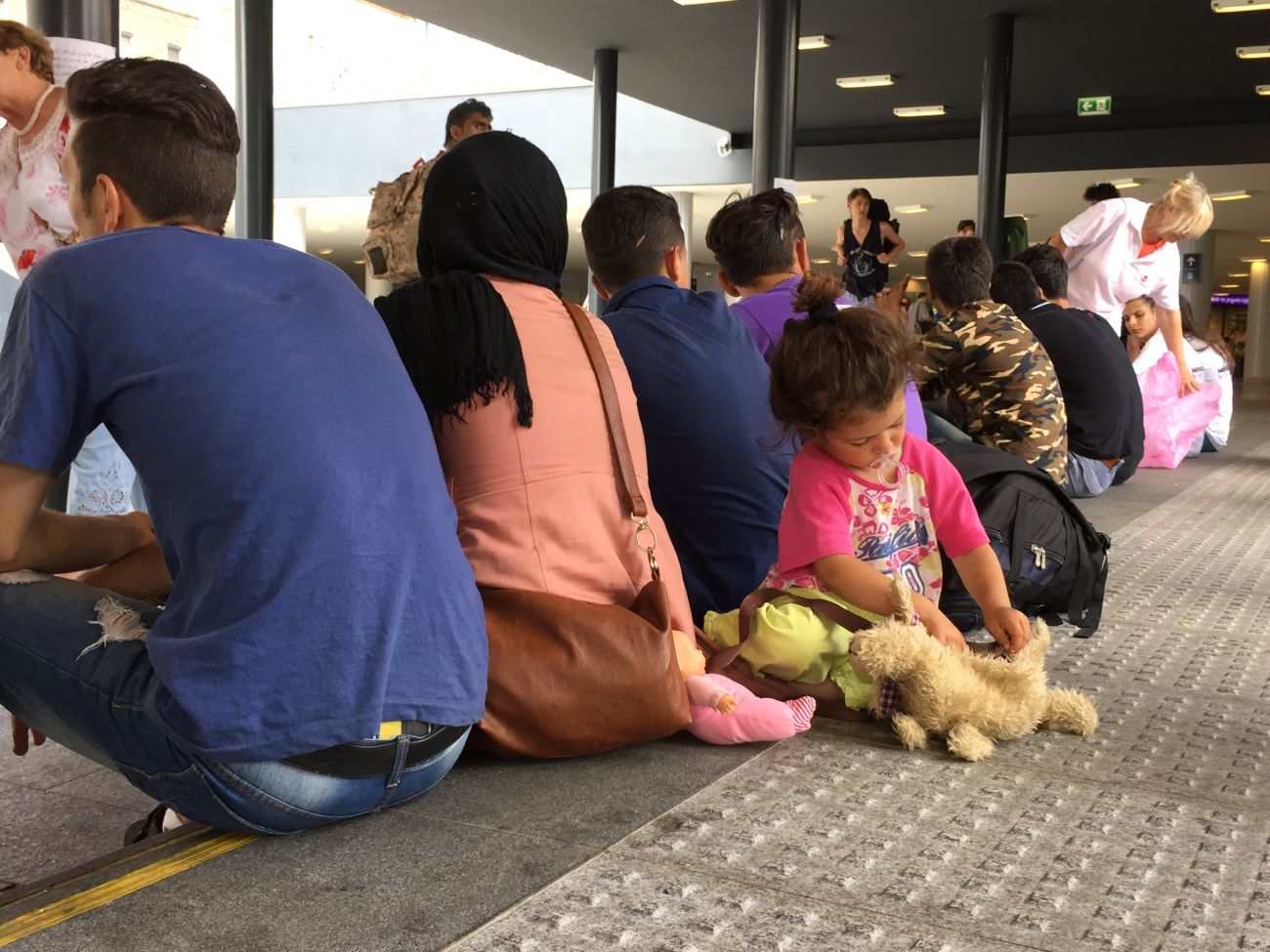 Egy pécsi vonattal érkező menekültek a Keleti pályaudvaron. Sormáson az előítéletesség vádját is vállalják
