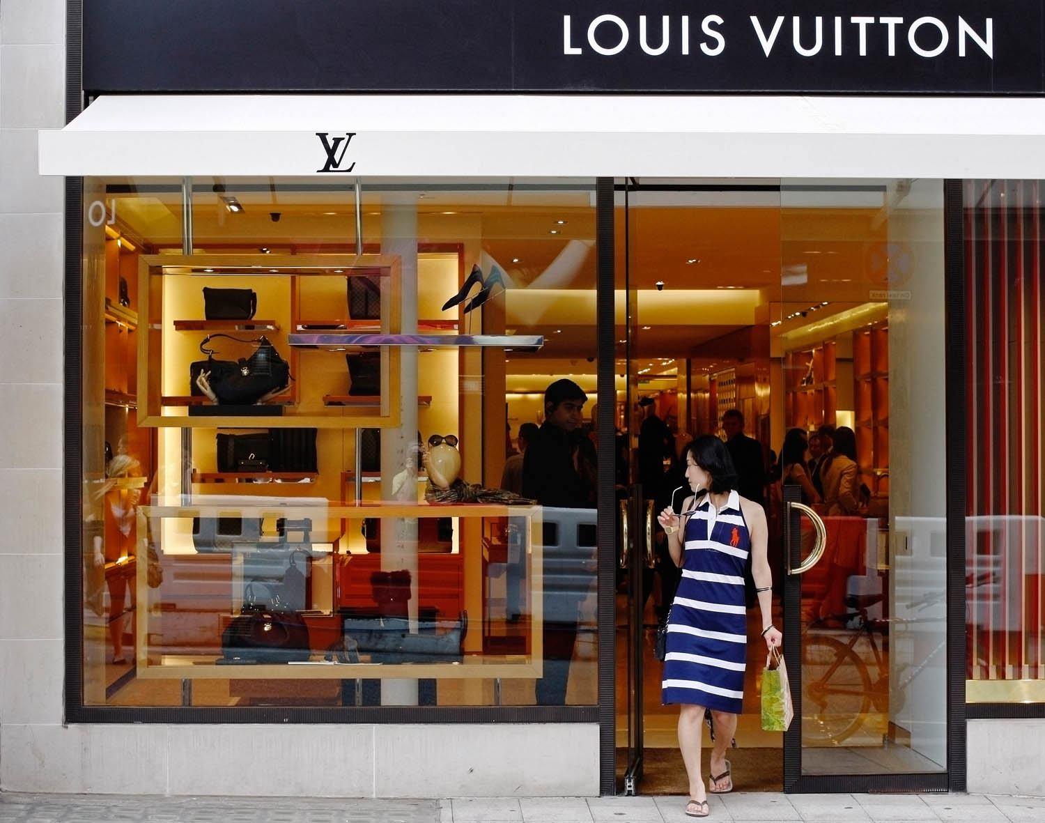 Louis Vuitton-bolt a londoni New Bond Streeten. Felveszik a kesztyűt