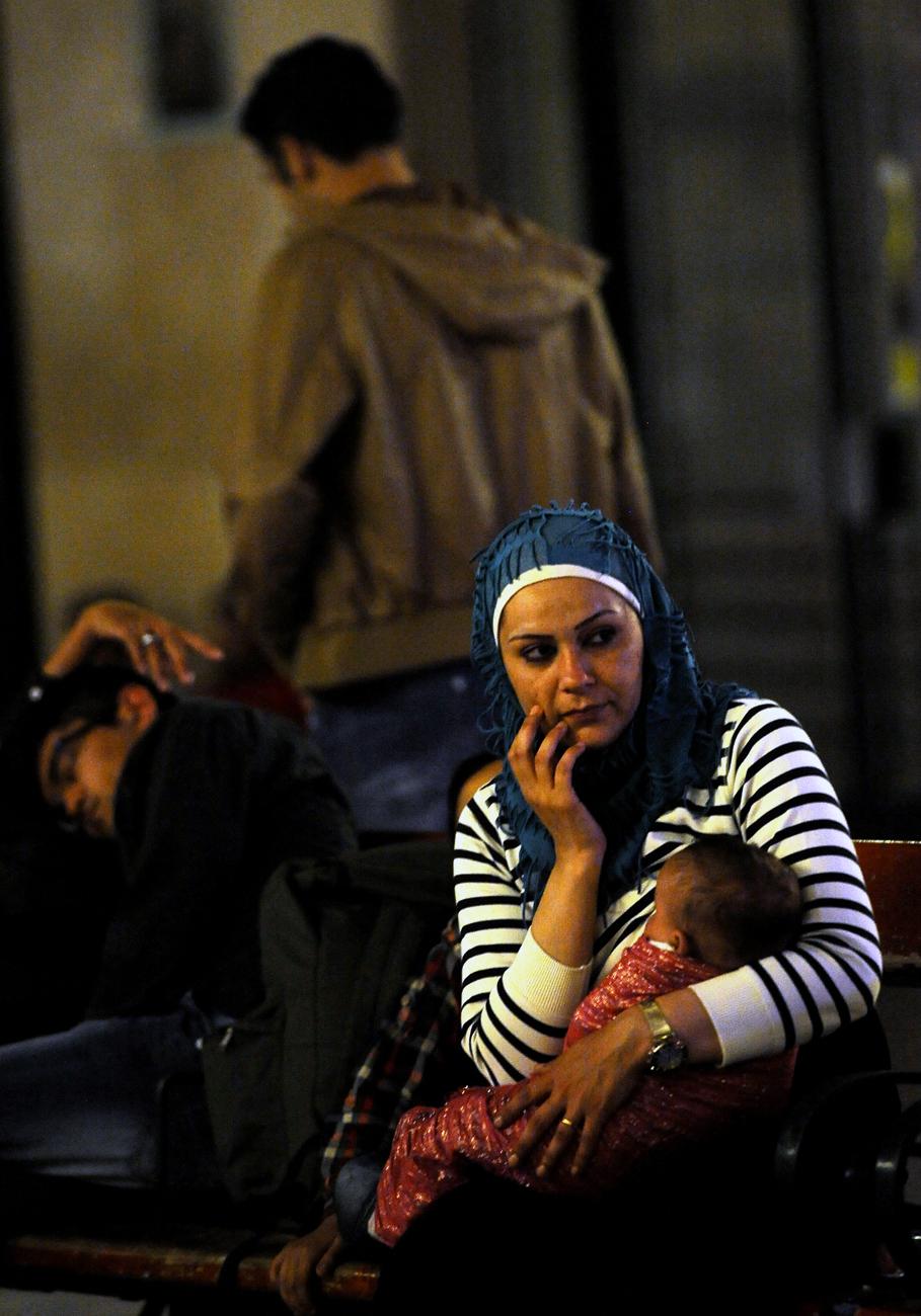 Nő gyermekével Budapesten a Keleti péályaudvar mellett. A bírónak kell elmennie a fogva tartás helyszínére