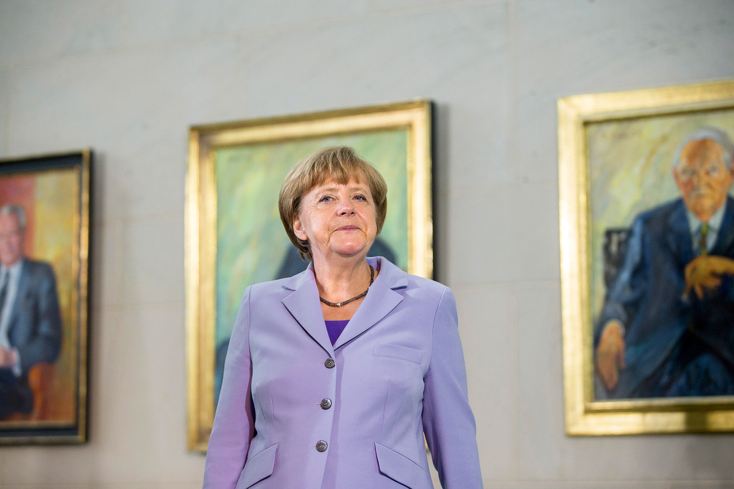 Rosszul tenné a CDU, ha nem rá építene. Angela Merkel a berlini kancellári hivatalban elődei portréi előtt