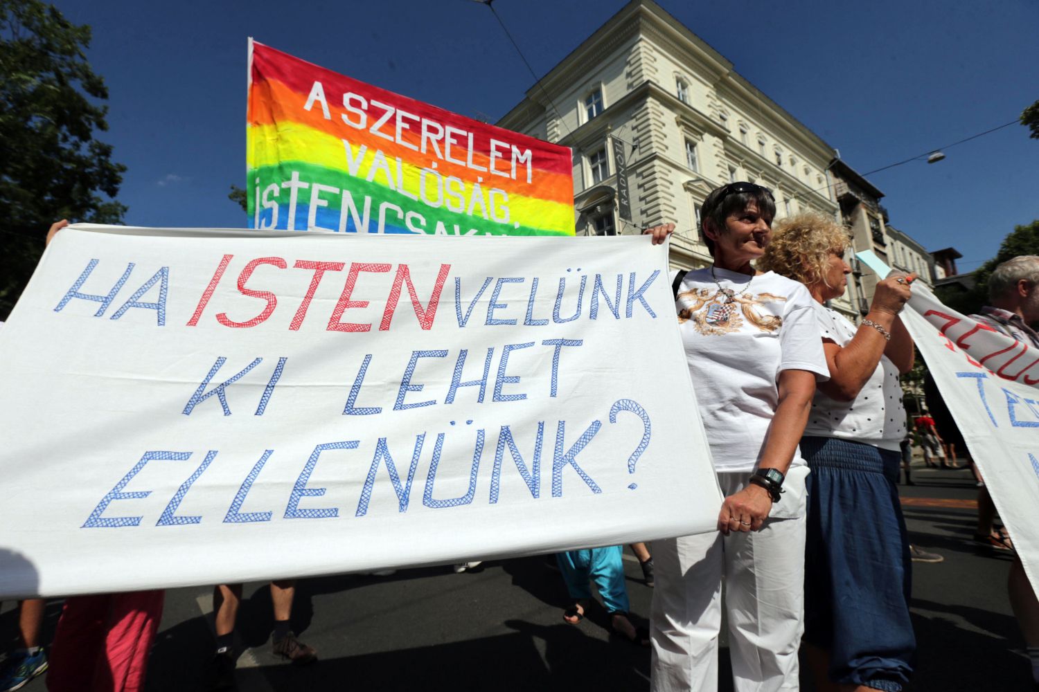 Ellentüntetők az idei Budapest Pride-on - elsőre nehéz megmondani, melyik oldalon állnak