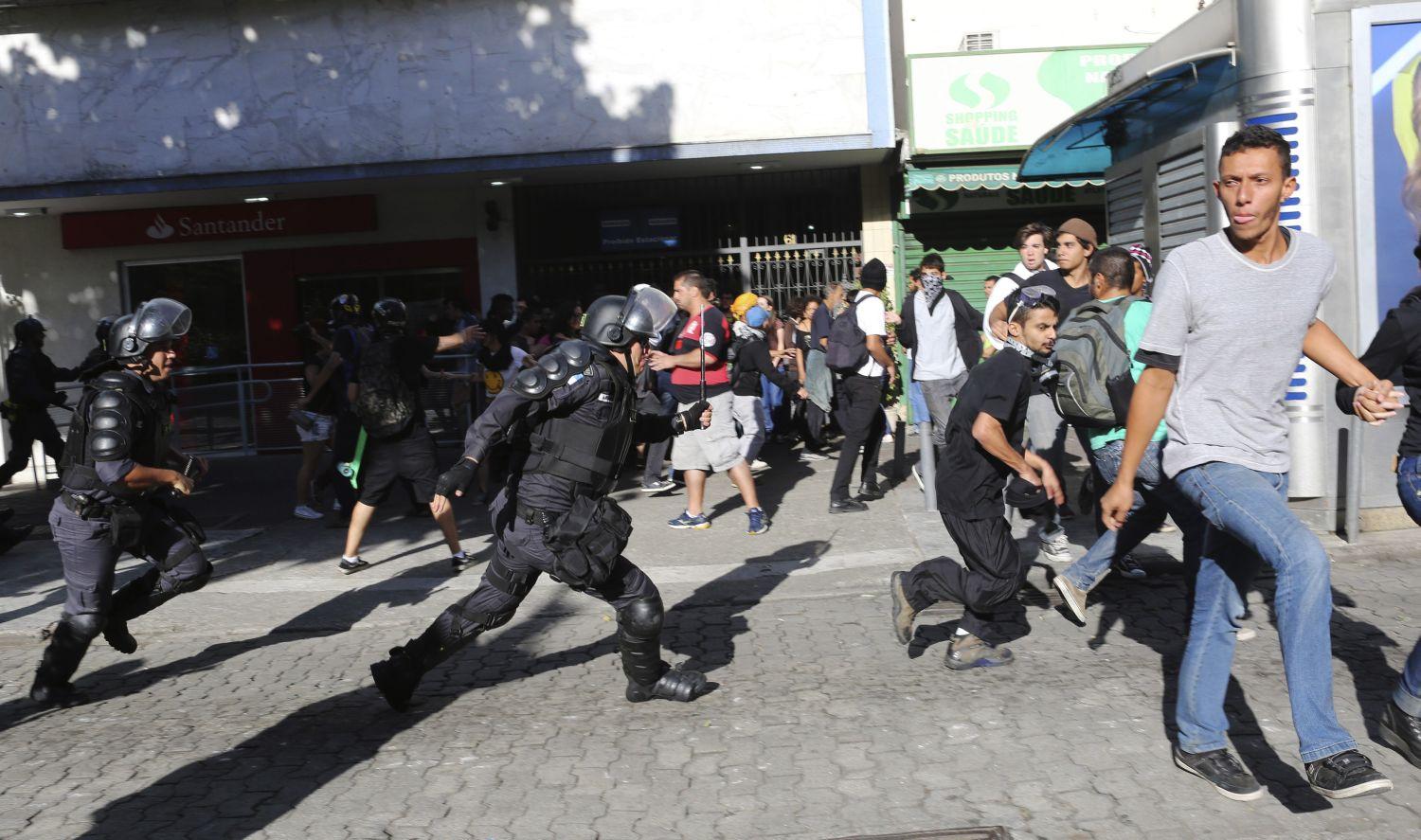 Rendőrök csaptak össze tüntetőkkel a foci vb döntő előtt Rio de Janeiroban 2014 júliusában