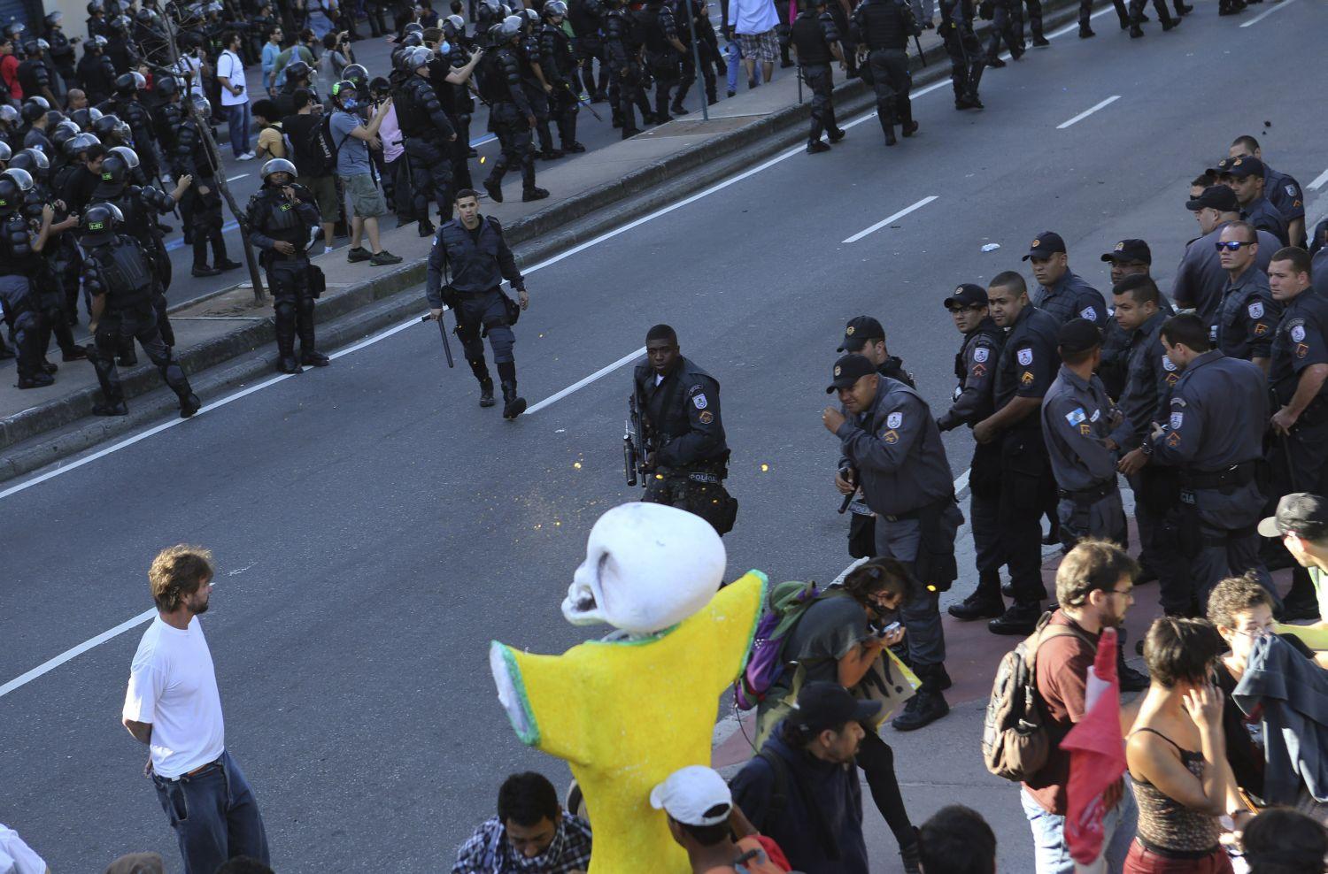 Rohamrendőrök és demonstrálók összecsapása 2014 nyarán 