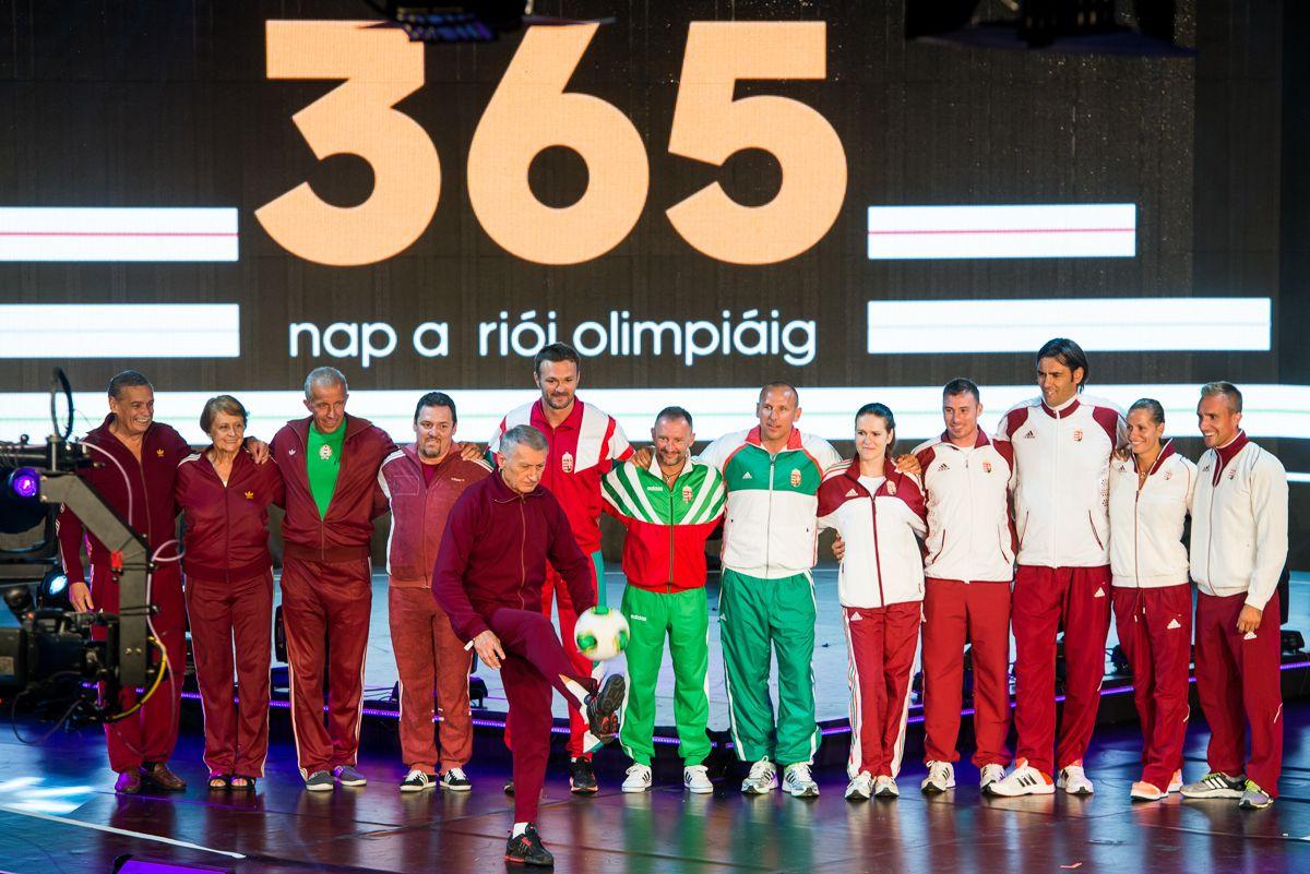 Korábbi olimpiai bajnokok azokban a melegítőjüket, amiben az eredményhirdetésükön átvették az aranyérmet.