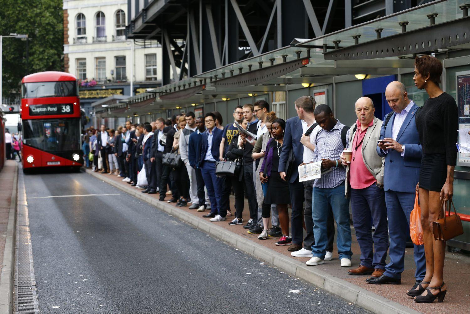 Buszra várakozók a londoni Victoria Stationön