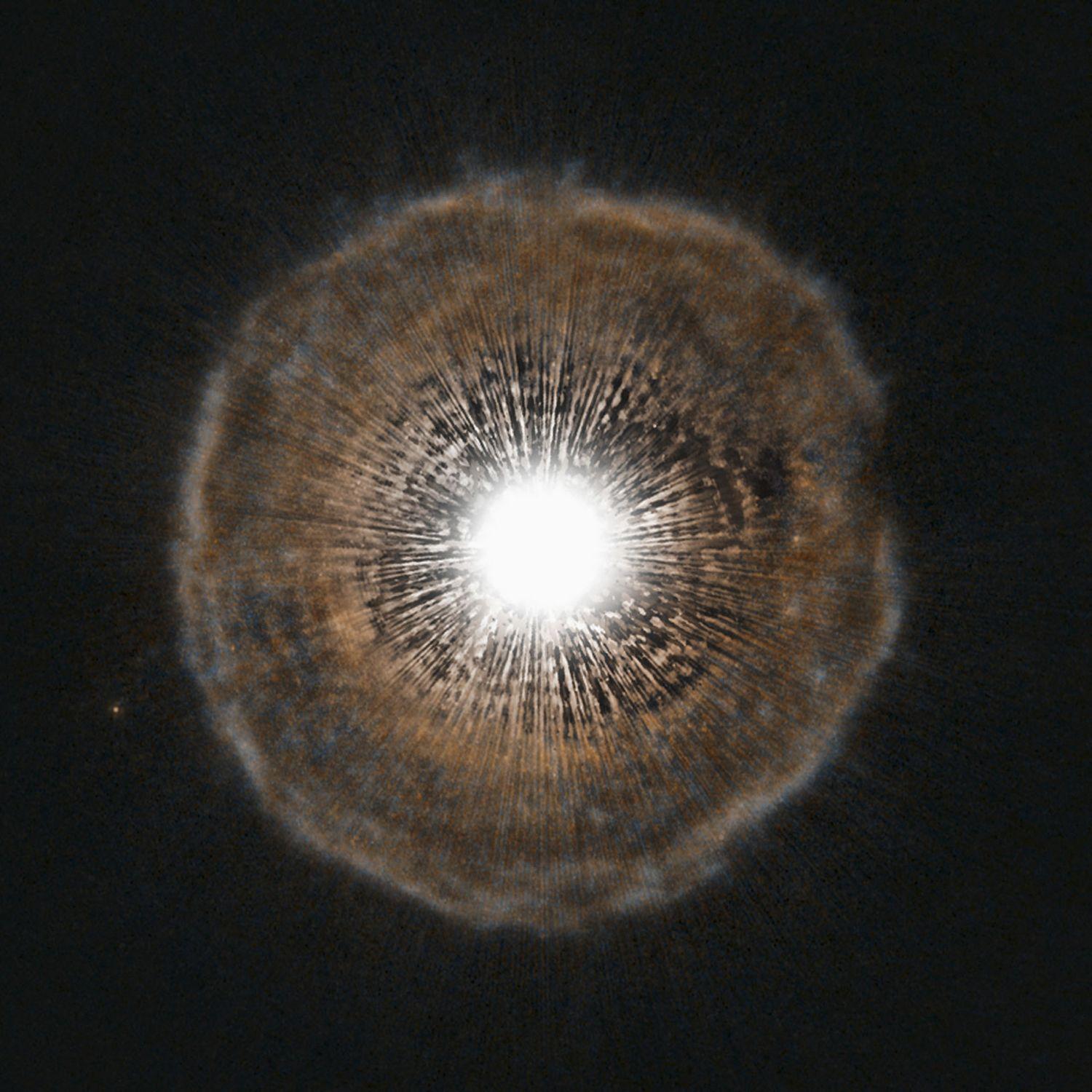 Így néz ki egy haldokló csillag. A Hubble felvételén jól kivehető, ahogy az U Camelopardalis csillagnak fogytán az üzemanyaga, ezért instabillá vált. Ezért aztán éhány ezer évenként kiböffent magából egy hatalmas hélium lufit. Az utolsó ilyen anyagki