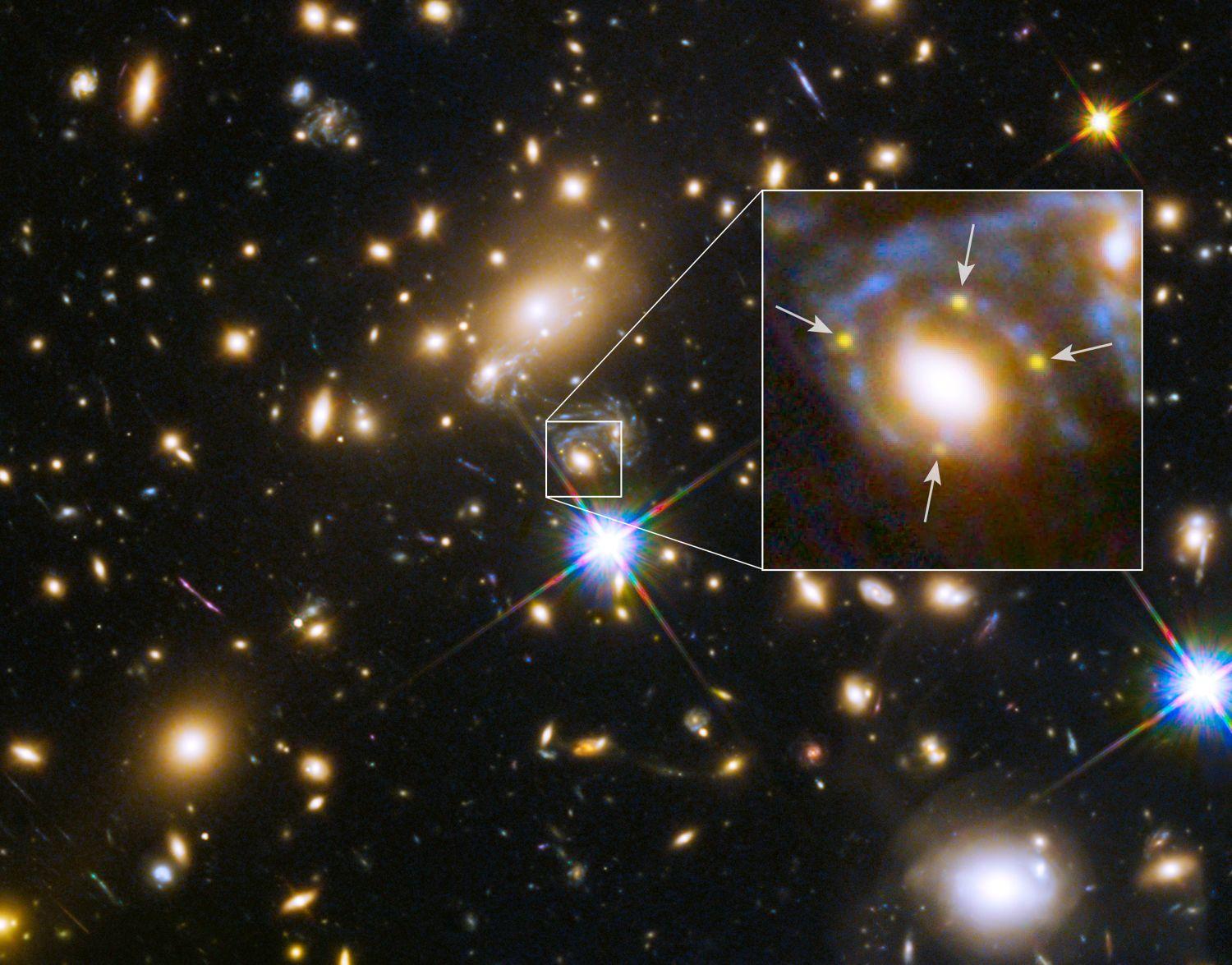 Egy szupernóva maradványai a Hubble űrtávcső felvételén. Ez a példány egy 5 milliárd fényévnyire található galaxishalmazból származik, maga a szupernóva 9 milliárd fényévnyire van. A nagyított képen nyilakkal  jelölték a felrobbant csillag másolatait