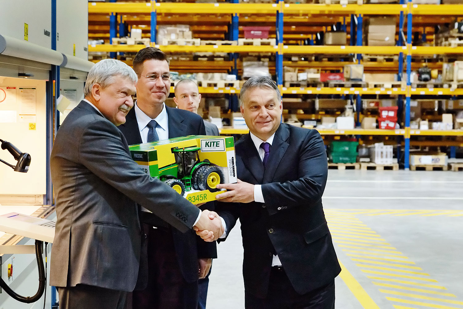 Csányi Sándor, Szabó Levente vezérigazgató és Orbán Viktor a vállalat új logisztikai központjának tavalyi avatóján