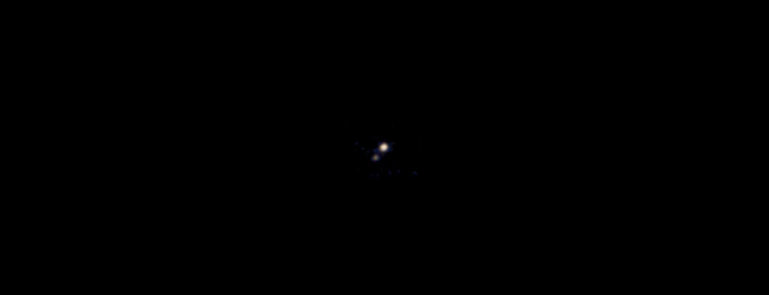 A New Horizons szonda Ralph becenévre hallgató kamerarendszere a Plútót és Charon holdját örökítette meg idén áprilisban, 115 millió kilométerről. Ez az első színes felvétel erről a bolygórendszerről (a Hubble korábbi felvételei ugyanis 'hamis színes