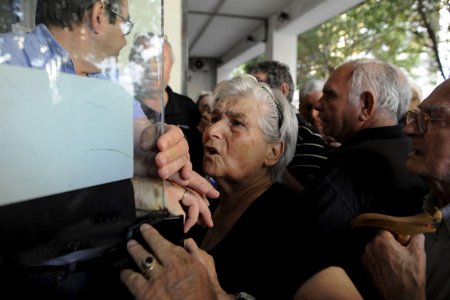 Sokan aggódnak a nyugdíjuk miatt - Thessalonikiben is mindennapossá váltak a tumultuózus jelenetek a bankok előtt