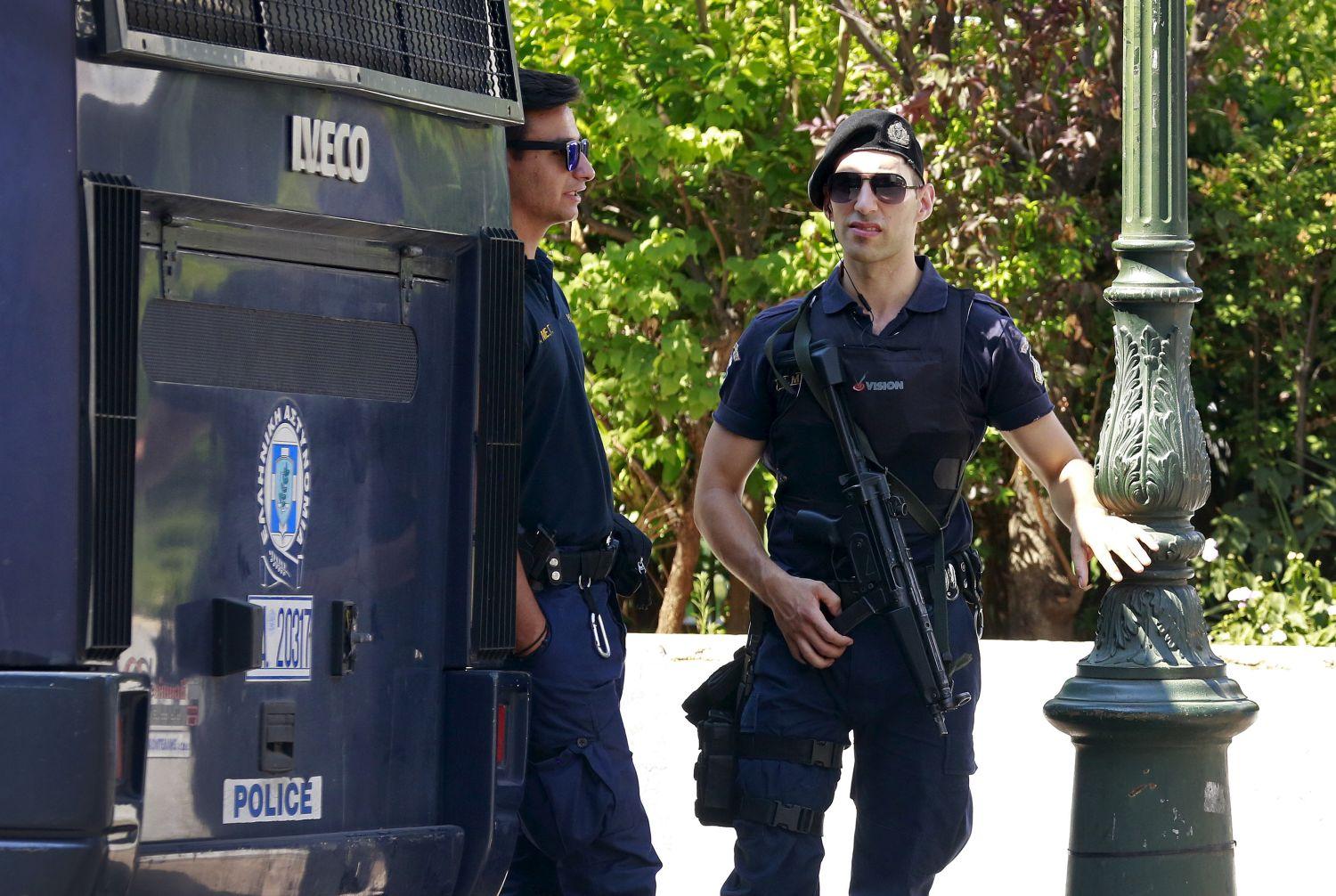 Rendőrök őrzik az athéni Nemzeti Bankot - tartanak a rohamtól