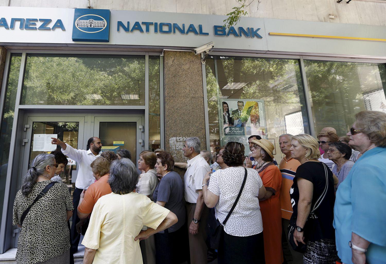Kígyózó sorok egy athéni bankfióknál: kívül tágasabb