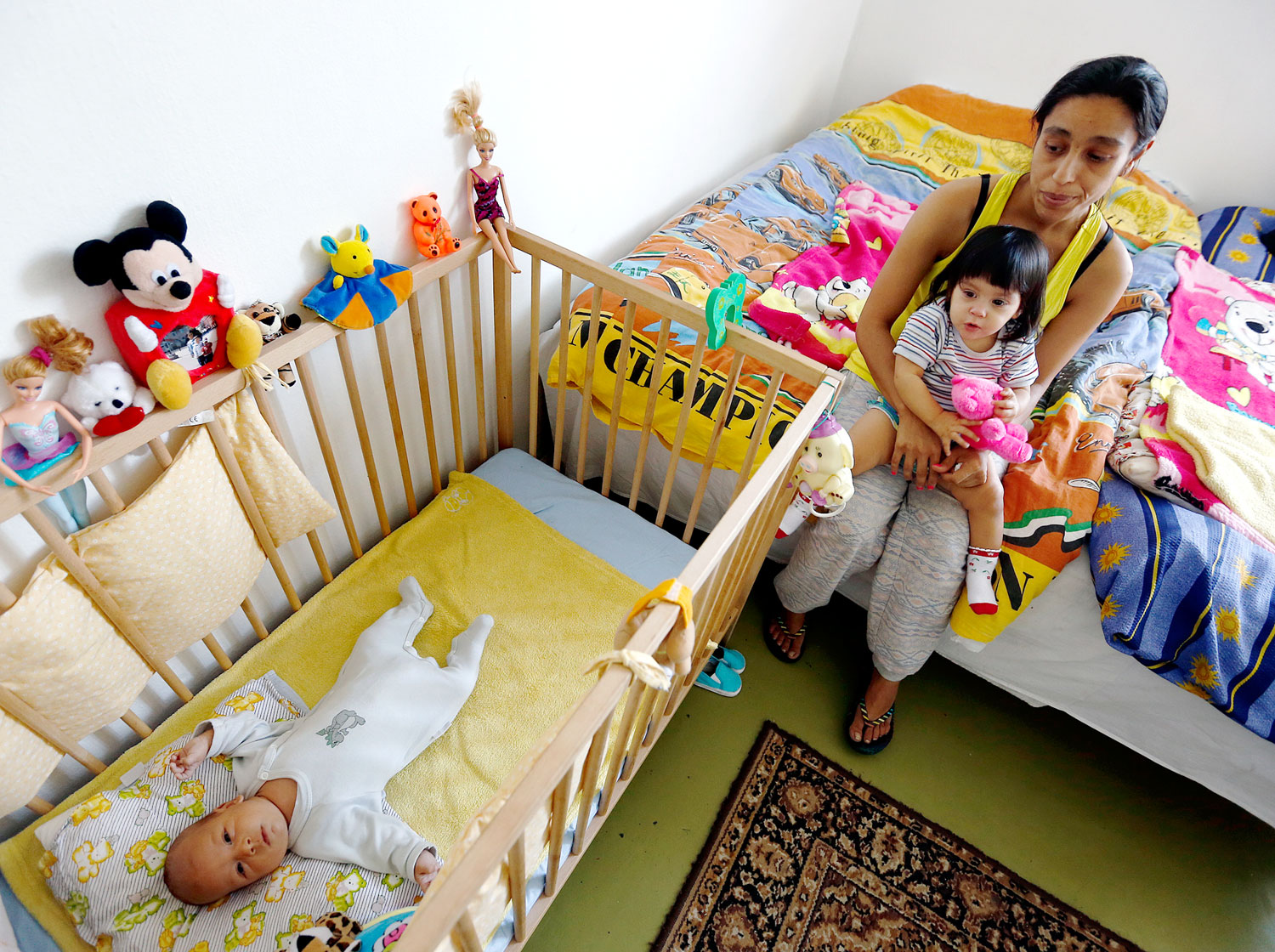 Balogh Mónika két gyermekével a Menedékház Alapítvány anyaotthonában