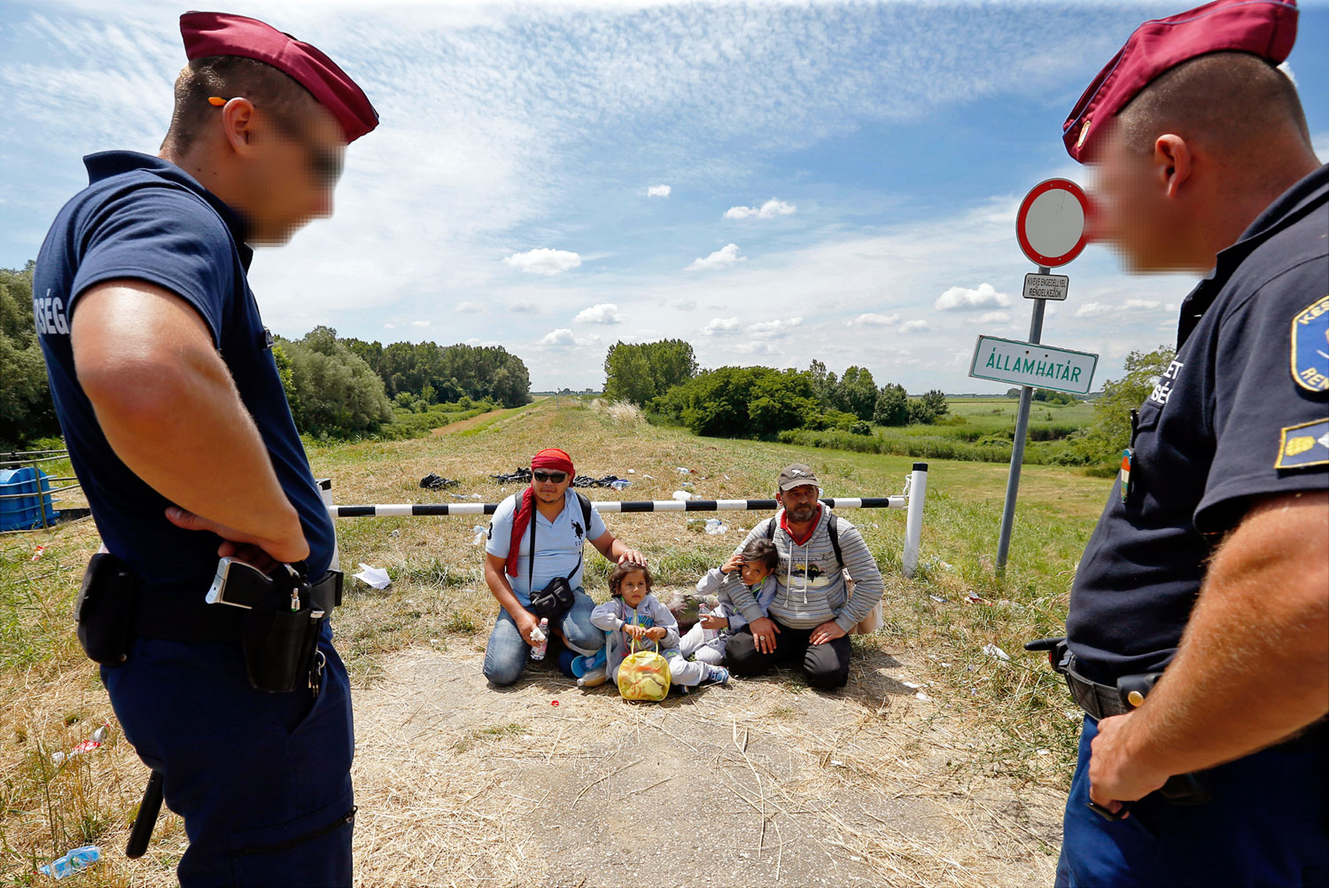 Rendőrök és menekültek a határon