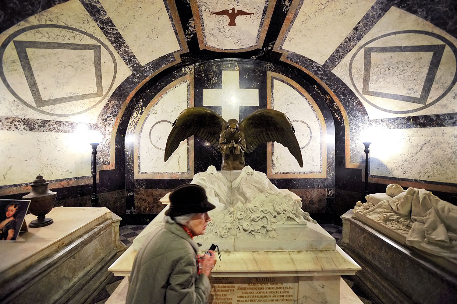 József nádor és családja temetkezési helyét a Nemzeti Galéria kiállítóterméből lehet megközelíteni