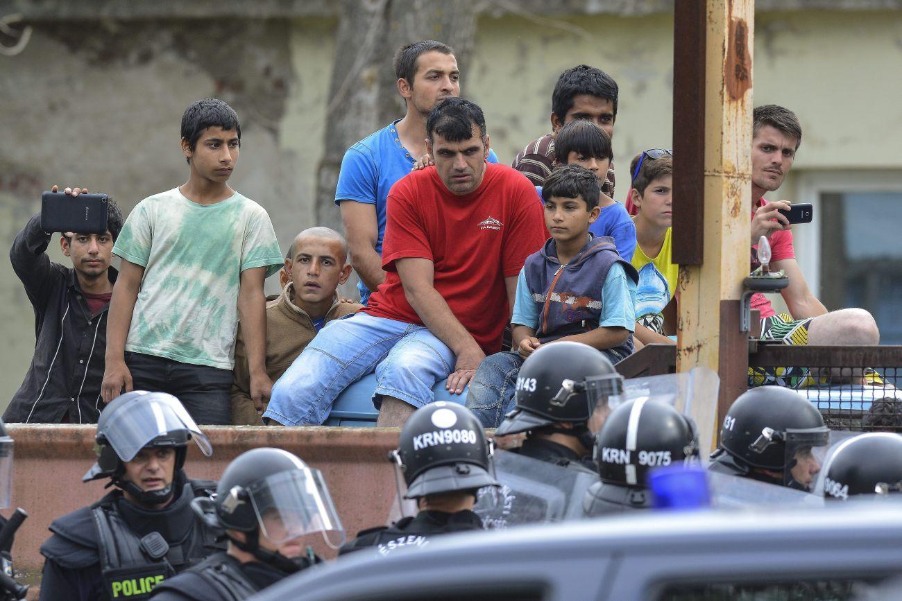 Rohamrendőrök a debreceni menekülttábornál a június 29-i zavargások idején