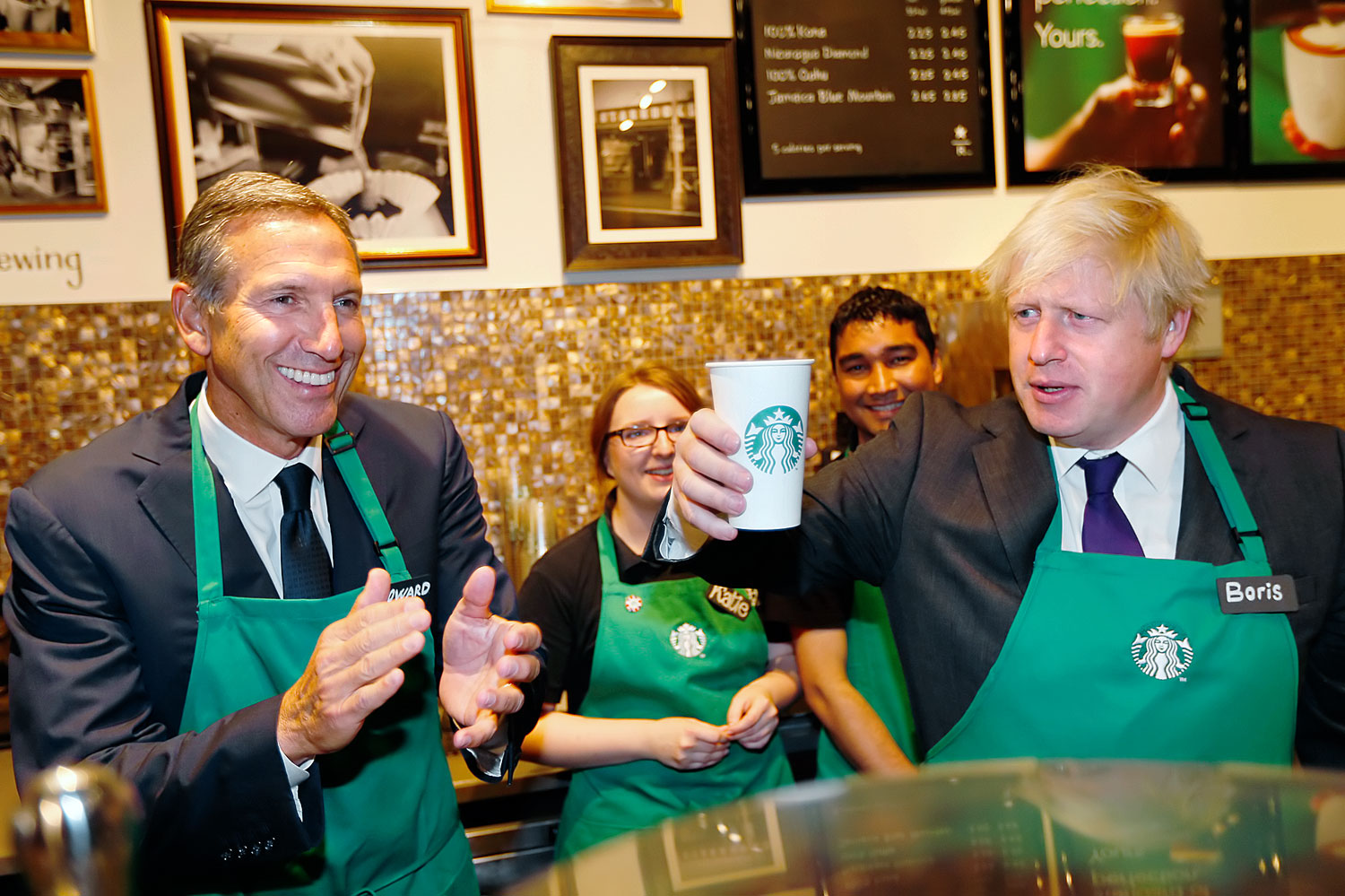 Boris Johnson, London polgármestere egy fővárosi Starbucksban emeli poharát