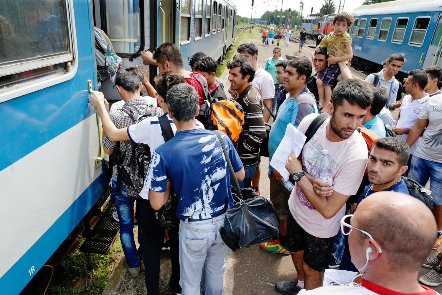 A menekülttáborba ingyen utazhatnának, de inkább Budapestre vesznek jegyet