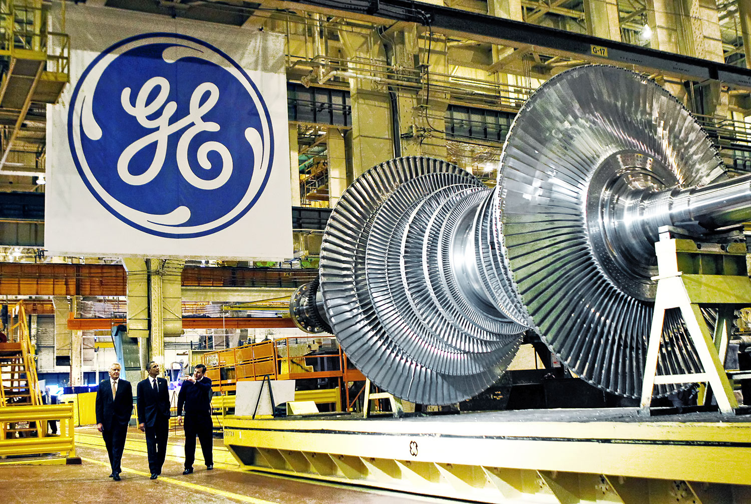 Barack Obama elnök (középen) a General Electric turbinagyárában