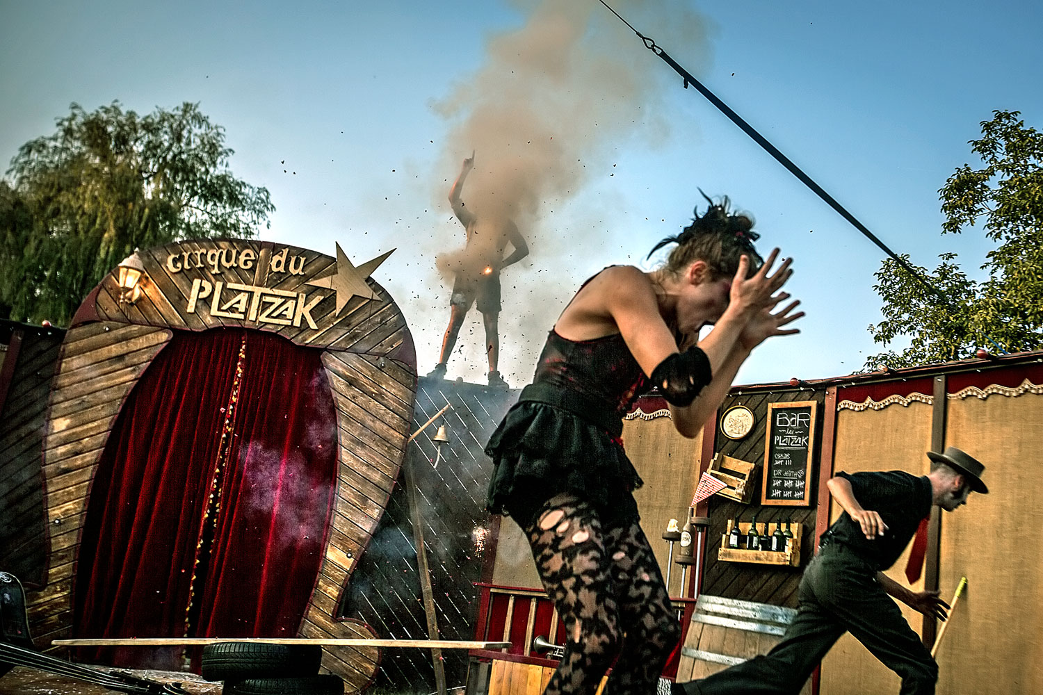A húsztagú holland társulat a klasszikus és a modern cirkusz elemeit ötvözi klezmer zenére
