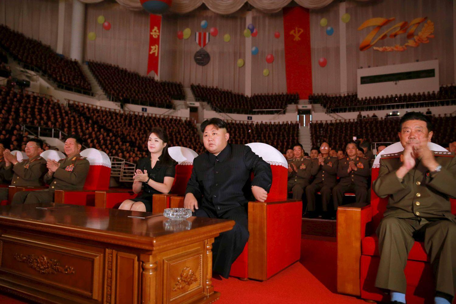 Kim Dzsong Un és felesége, Ri Sol Ju tiszteletére hatalmas ceremóniát rendeztek a koreai háború befejezésének 62. évfordulóján