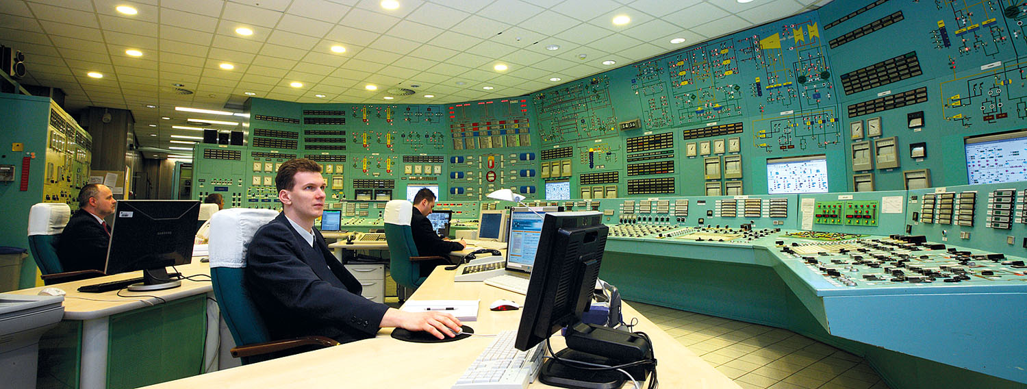 A Paksi Atomerőmű irányítóközpontja. A dolgozók a pénzükre várnak 