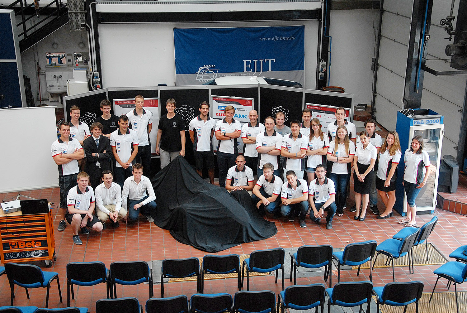 A BME Formula Student csapata és új autójuk a leleplezés előtt