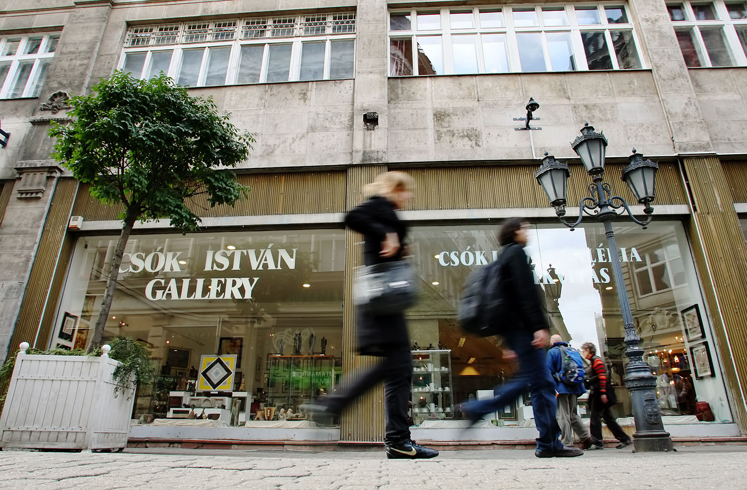 A Csók István Galéria helyén ma cipőbolt működik