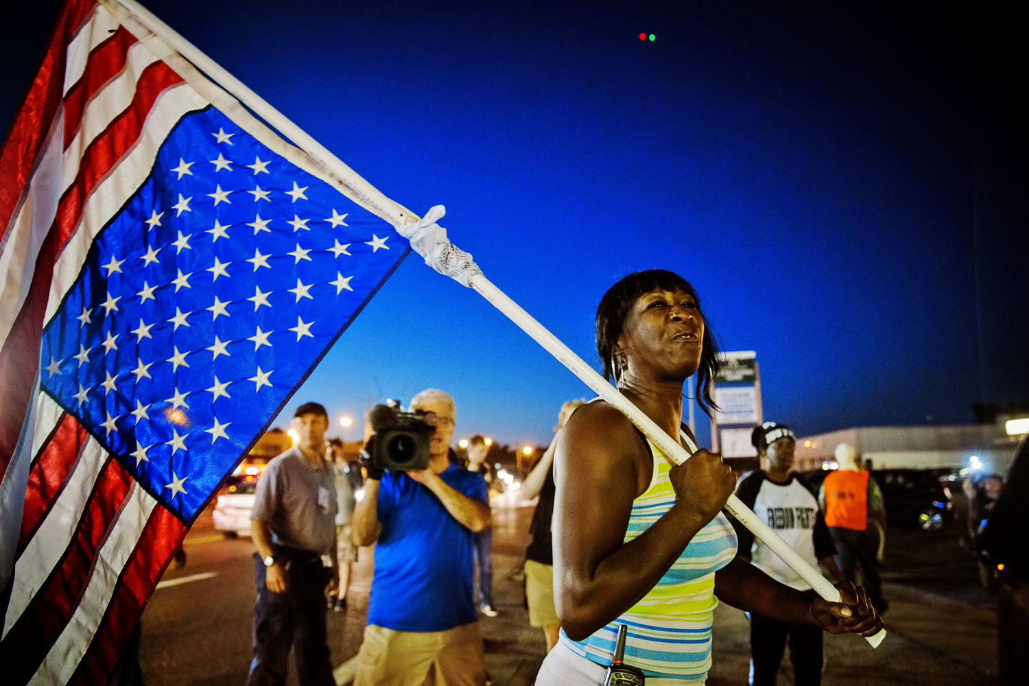 Egy a rendőri erőszak ellen tüntetők közül Fergusonban