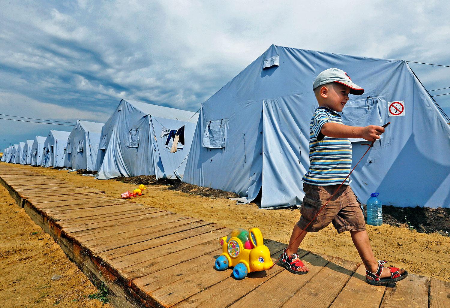 Övék az „orosz álom”. Ideiglenes menekülttáborban játszó kelet-ukrajnai kisgyerek az oroszországi rosztovi területen 