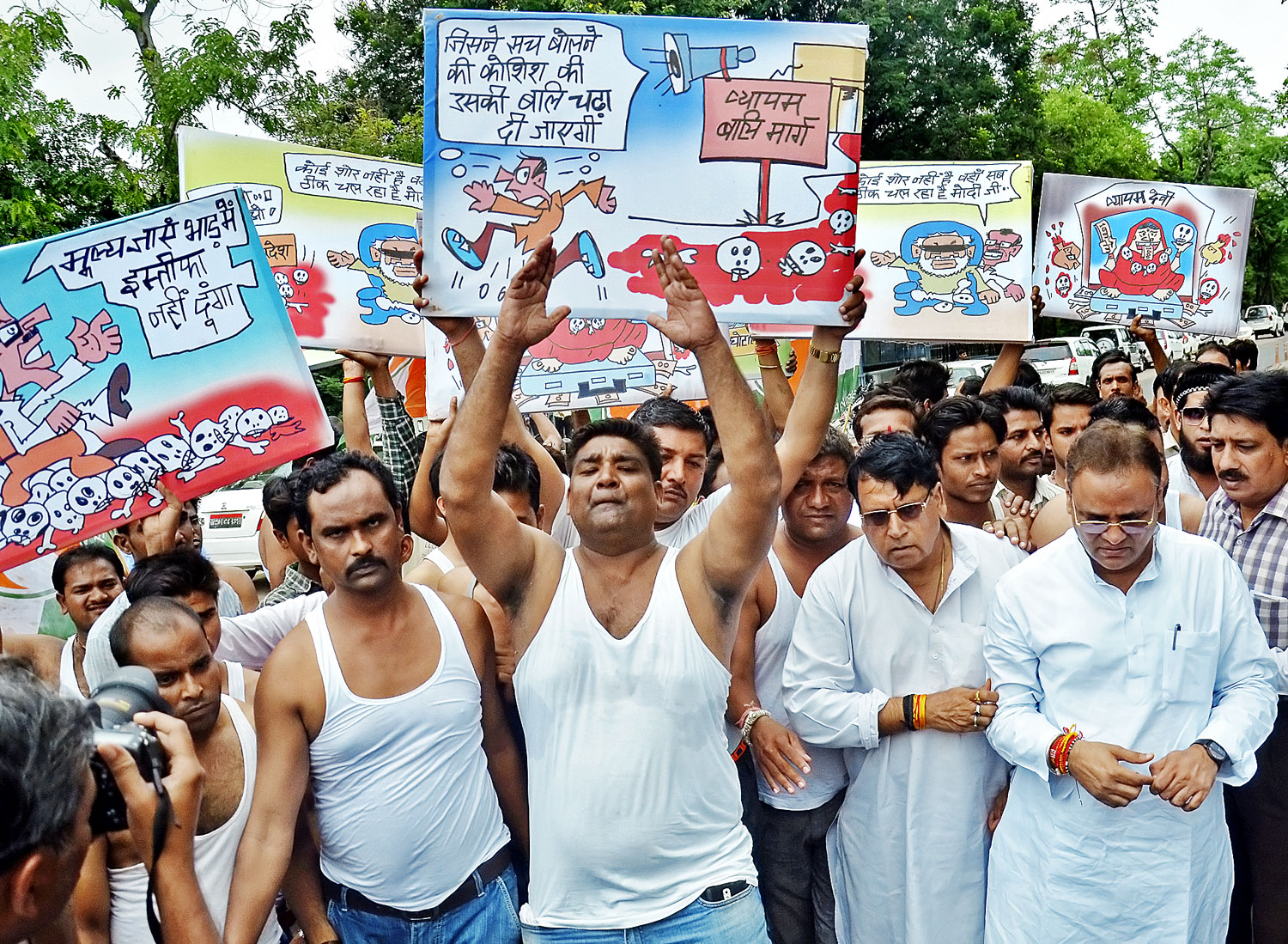 Az állam első emberének lemondását követelő tüntetők Madhja Pradeshben. A csalás India-szerte felháborodást keltett 