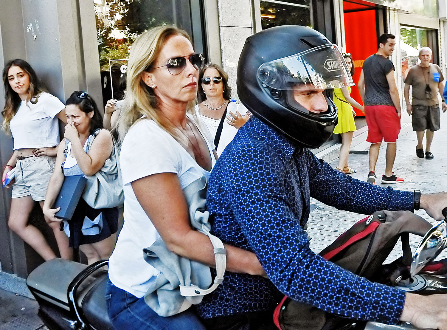 Janisz Varufakisz még pénzügyminiszterként Athén utcáin motorozik feleségével