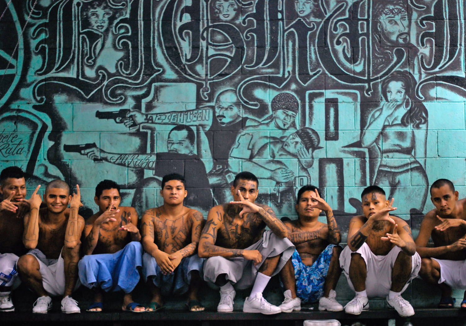 Bandatagok egy börtönfotón San Salvador külvárosában