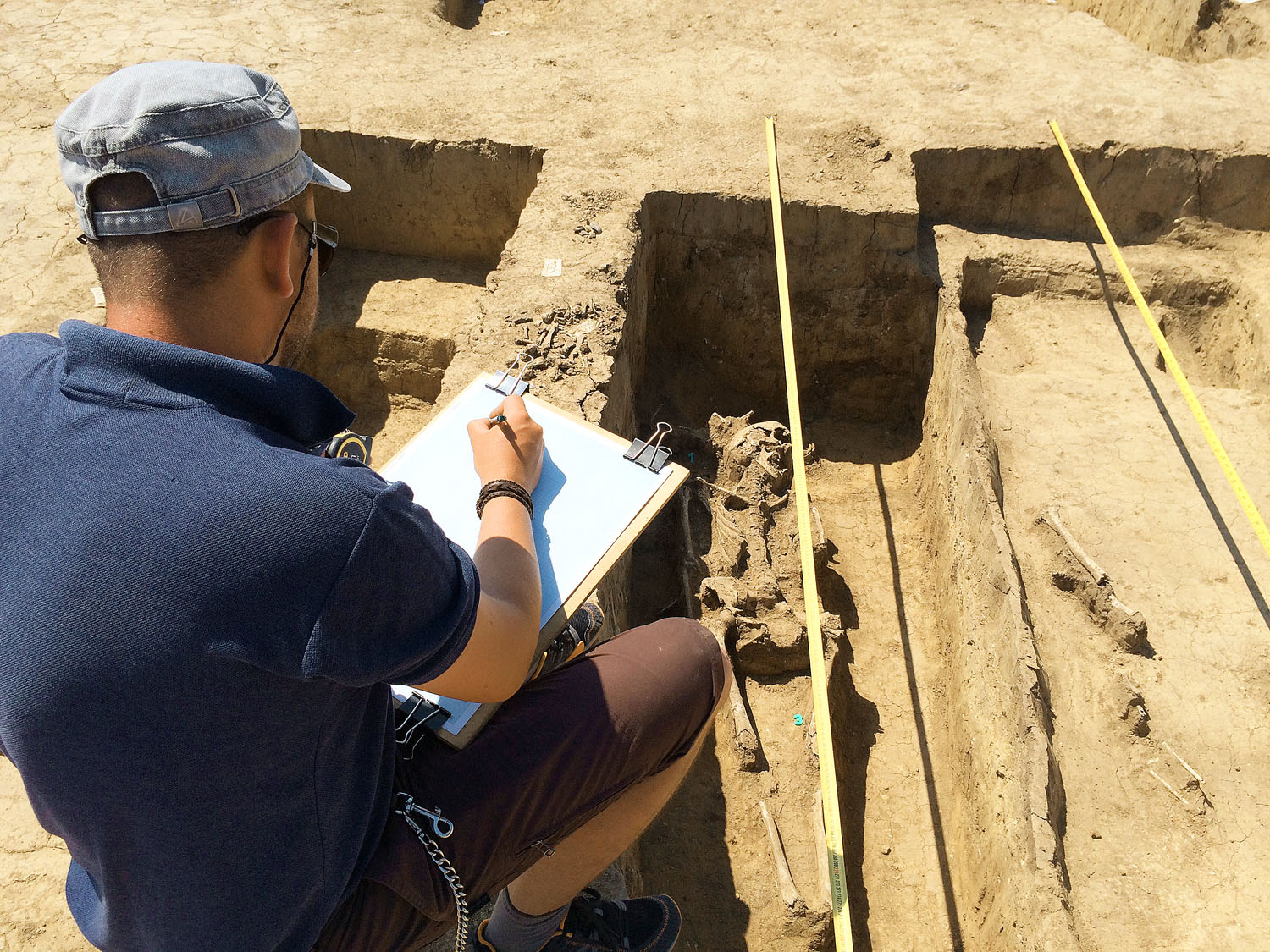 Népvándorlás kori, kétszáz sírból álló gepida temető ásatása Berettyóújfalunál, az M4-es nyomvonalán