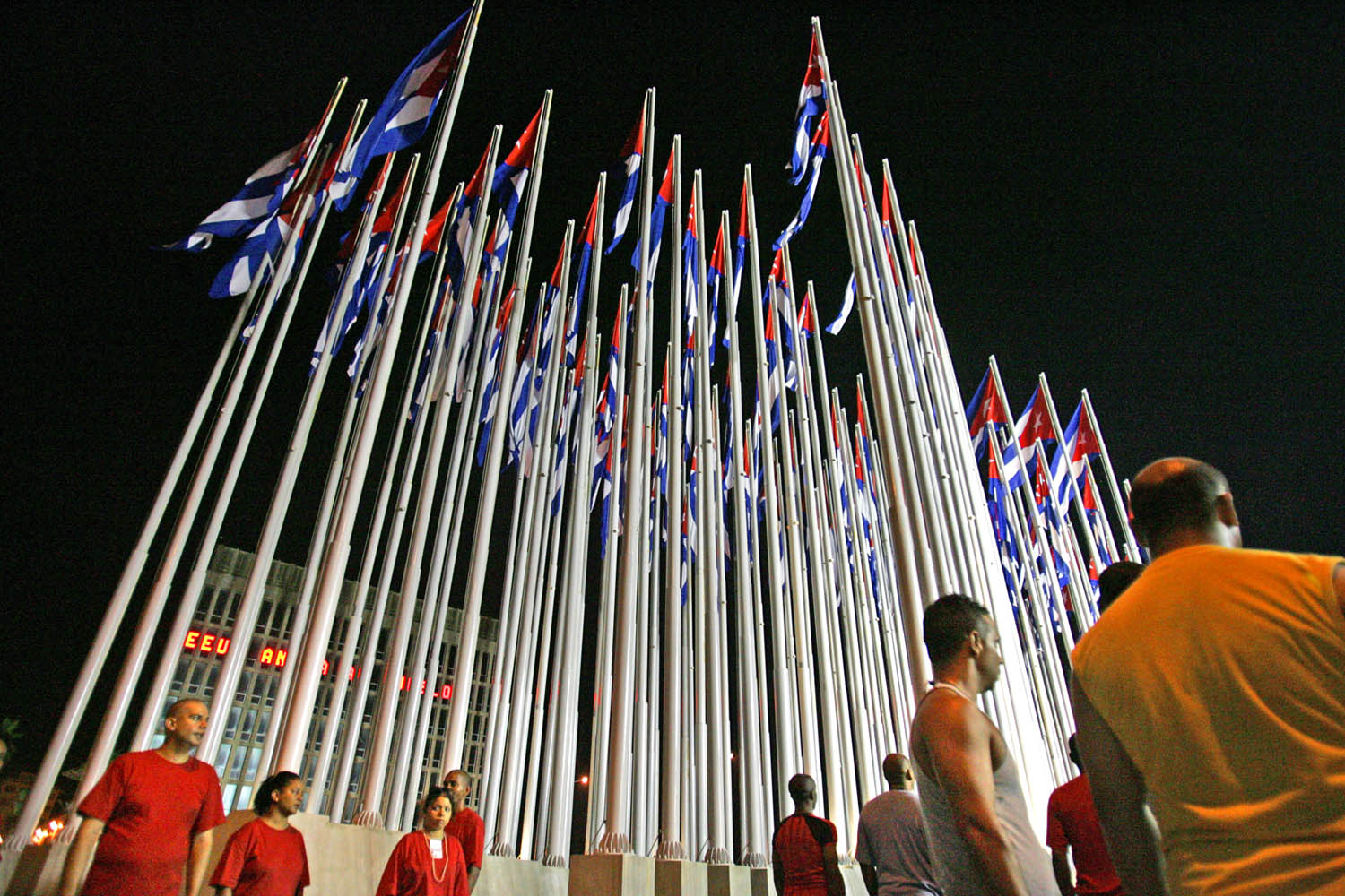 Az Amerikai Érdek-képviseleti Iroda. Fényújságot működtettek, melyet zászlóerdővel próbált eltakarni a kubai rezsim